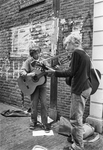 406675 Afbeelding van de jonge straatmuzikanten Martijn (links) en Dolf (beide 11 jaar) die met hun gitaren allerlei ...